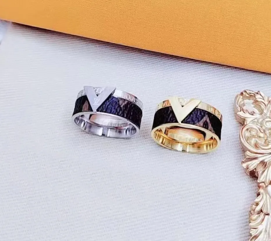 Anillos de banda de letras de marca de diseñador Rings Women 18k Gold Silver Silver Crystal acero inoxidable Amor de acero para bodas Anillo de dedos