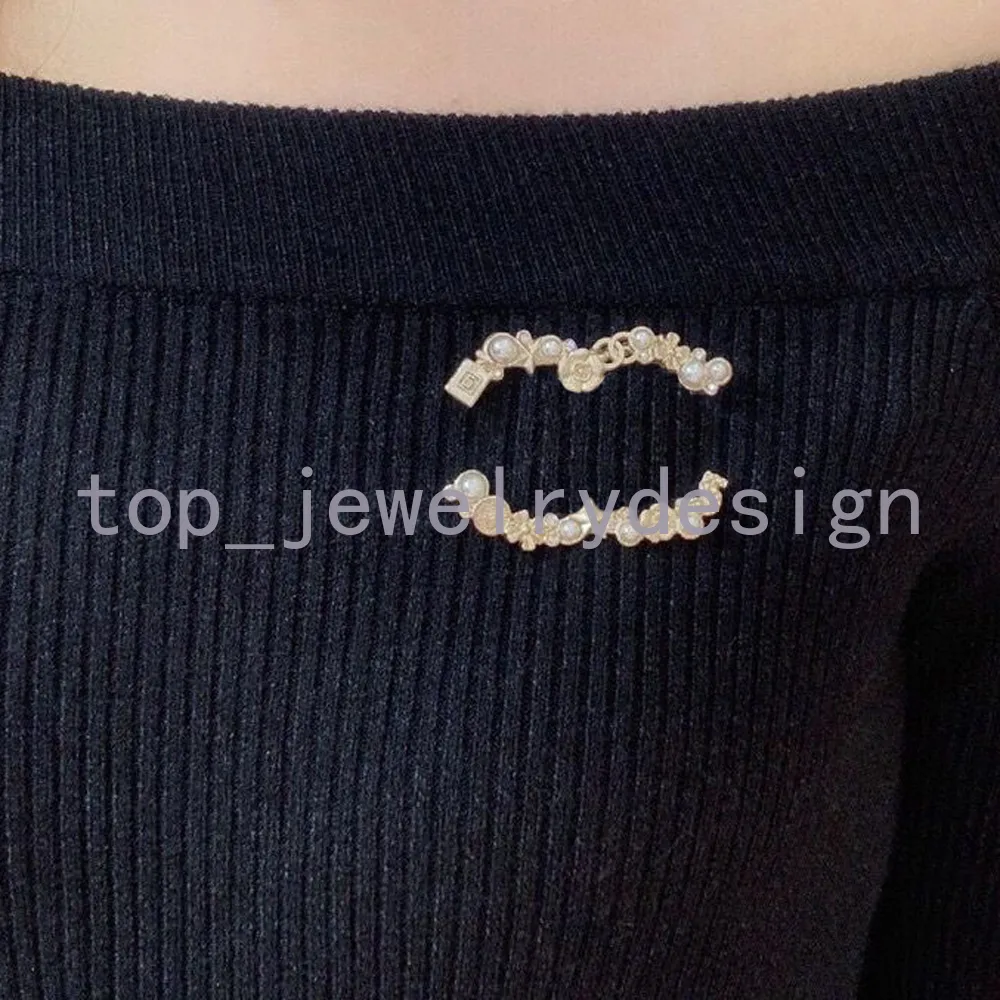 Charm Brooches Kadın Sevenler Broş Tasarımcı Pin Mücevher Tasarım Marka Mektubu Kristal Pimler İnci Broche 18K Altın Düğün Partisi Giyim Aksesuarları