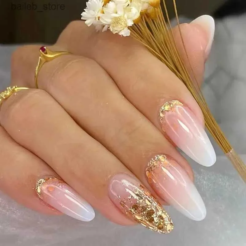 False Nails 24pcs 골드 프랑스 아몬드 거짓 손톱 웅장한 반짝이는 가짜 손톱 단순한 전체 덮개 손톱 팁 인공 Y2404190N4E