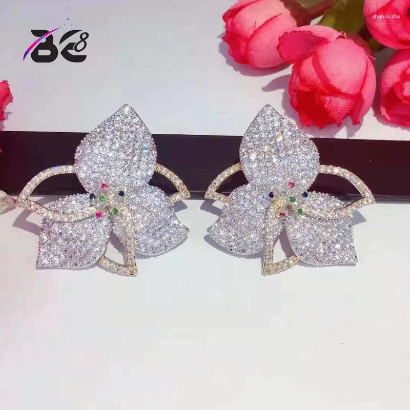 Les boucles d'oreilles étalon sont 8 élégantes fleurs de feuilles fleurs multicolores zircone cubique pave boucles d'oreille de fiançailles noix de soirée