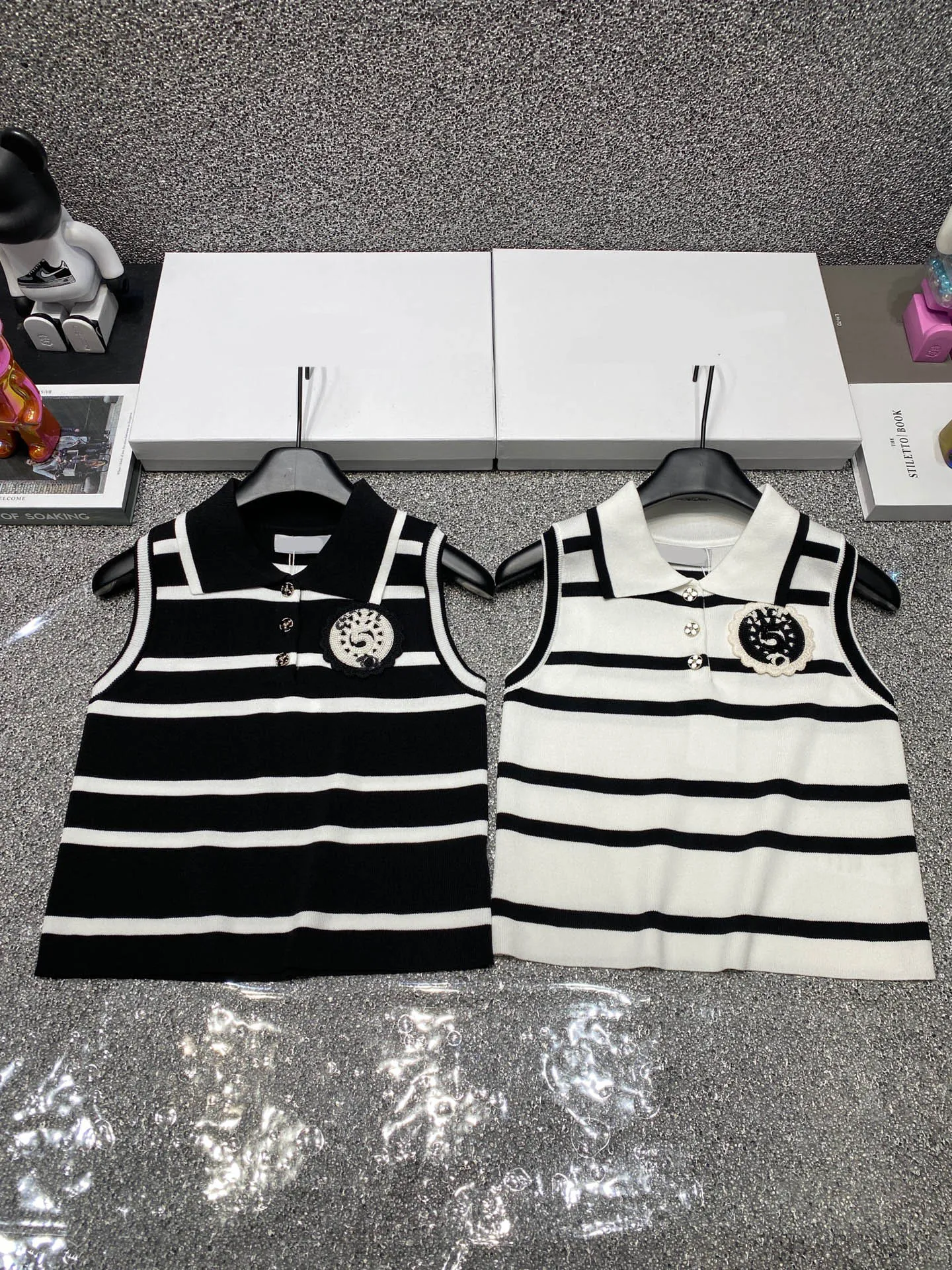 2024 Kvinnor Tanks Designer Summer Women's Lapel Embroidery Stripe Knit Tanks Ladies Button Up Tops Women Fashion Sleeveless Casual Knitwear Vest