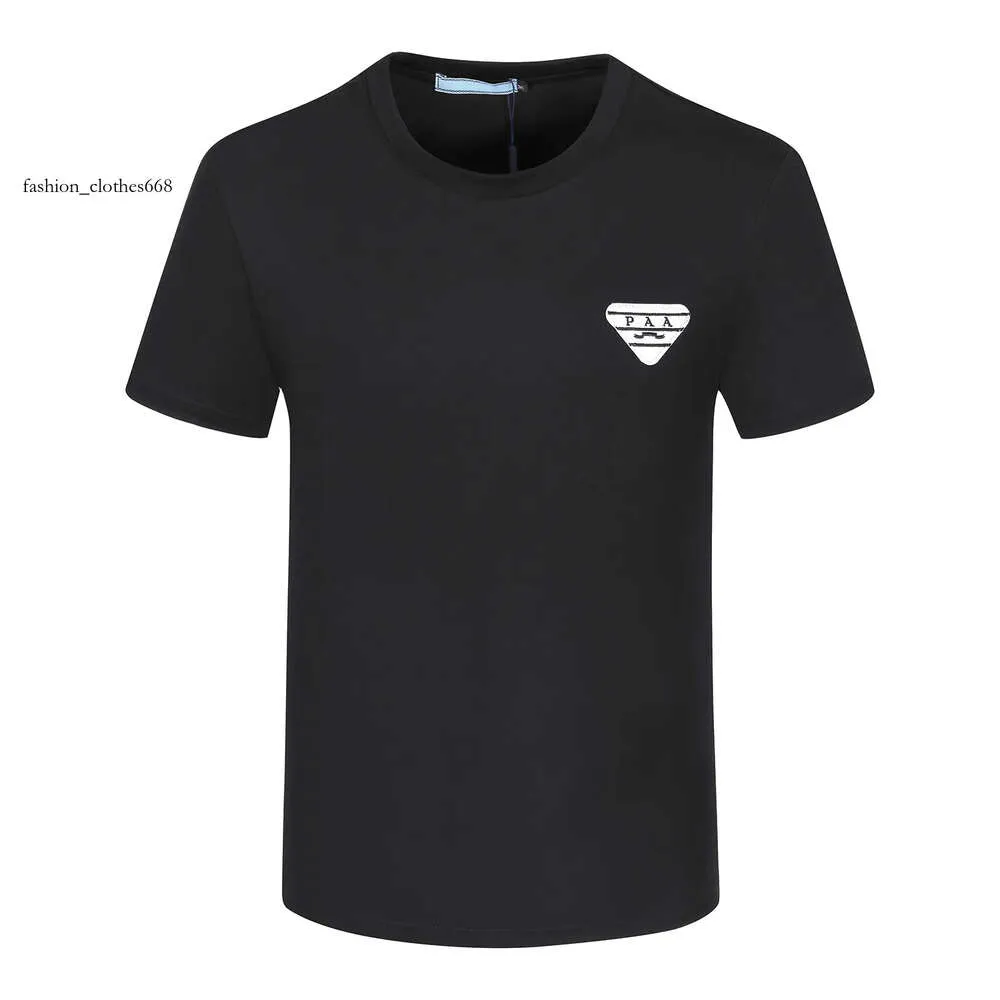 Tasarımcı Erkek Tişörtleri Siyah ve Beyaz Üçgen Tahta Çıkartmaları% 100 Pamuk Pamuk Nefes Alabilir Kırışıklık Dayanıklı Moda Günlük Sokak Alfabesi Baskı Mürettebat Kısa