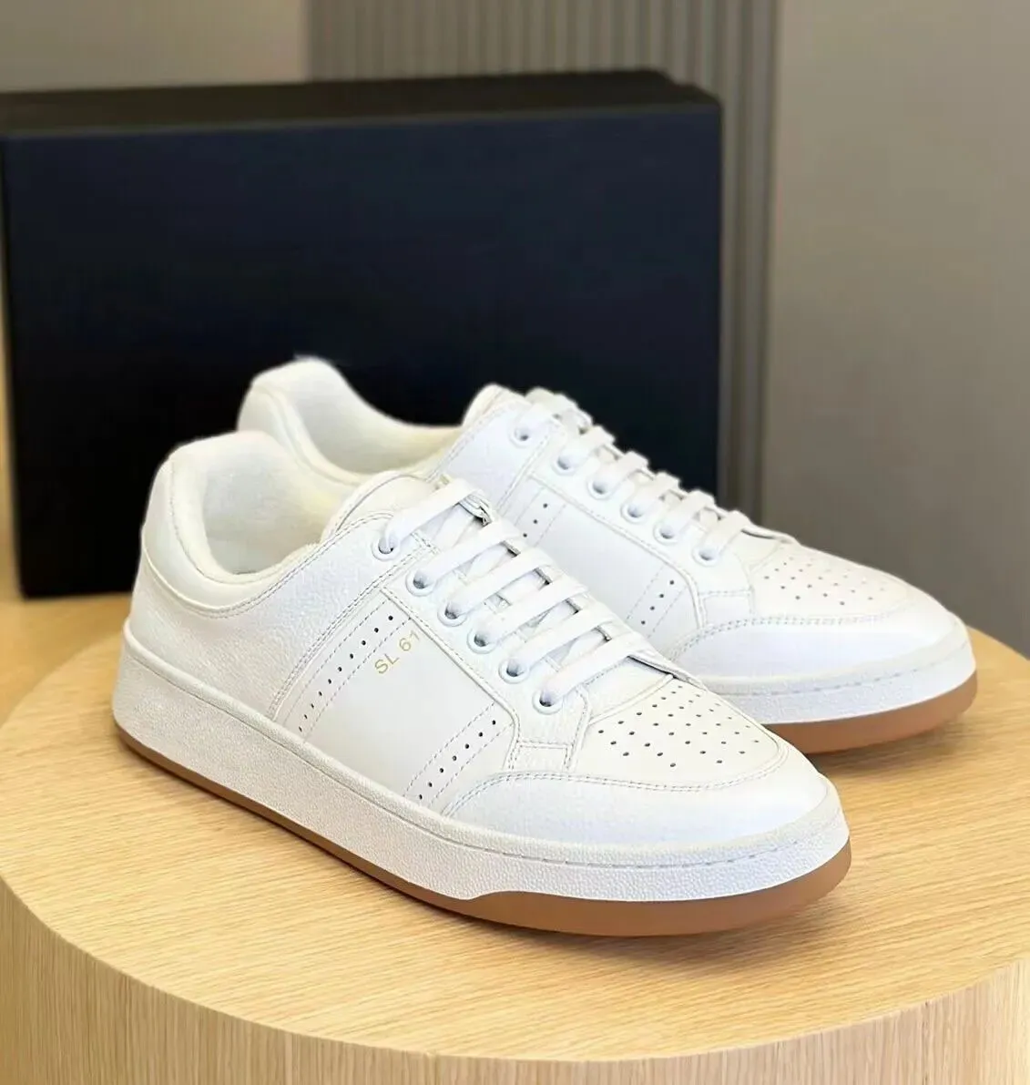 Topp 2024 Design SL61 Men Sneakers Shoes Low Top Calfskin Leather Trainers White Black Blue Skateboard Walking Comfort Party Dress Round Toe Run Sports Skate Shoe Box