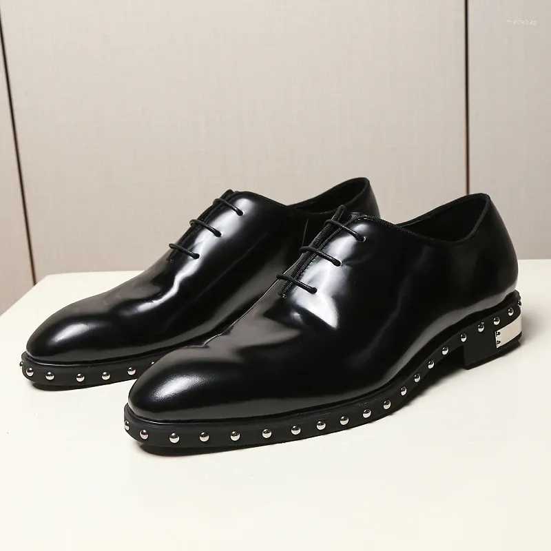 Kleiderschuhe Männer formale Leder echtes Metallniet -Design Mode Oxford Koreanische Stilgeschäftspunkte Zeh