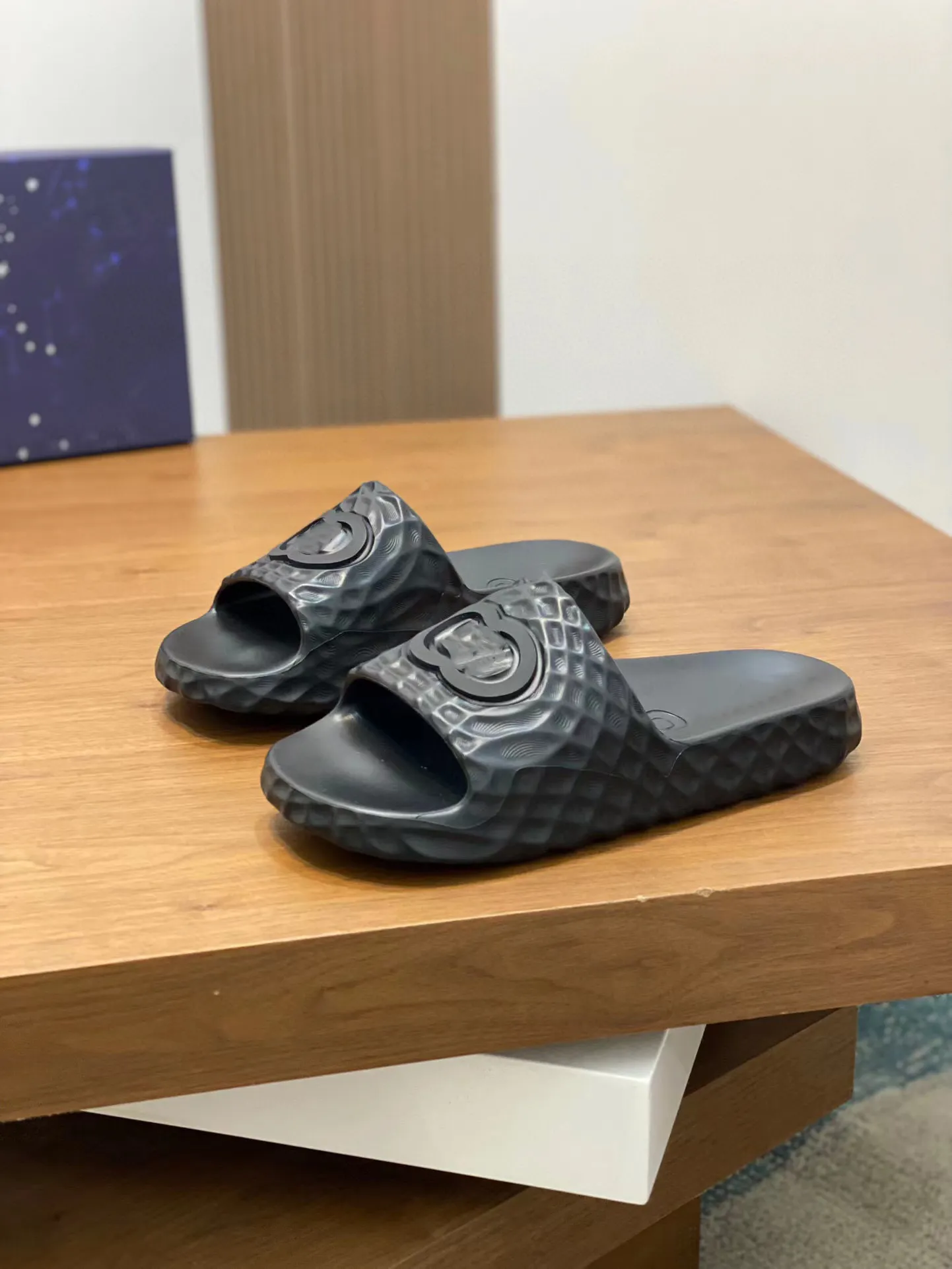 Matelasse slide sandal men size 7 Men main image 3