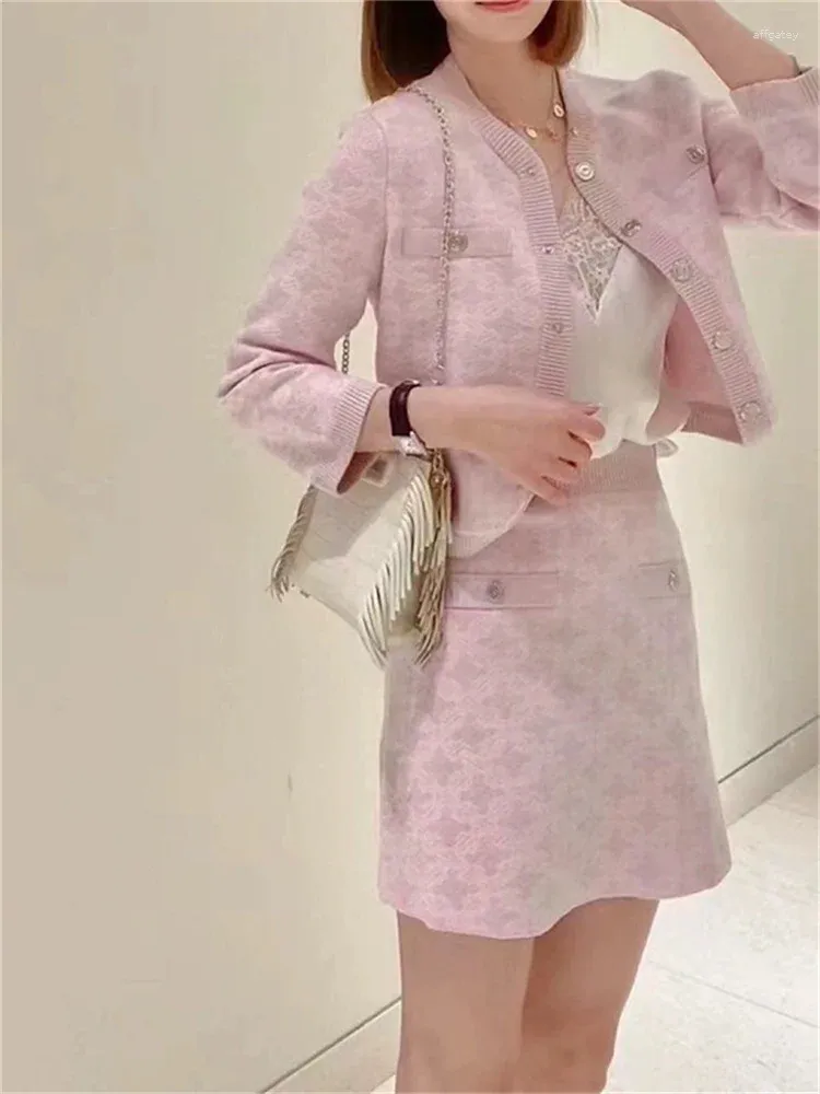 작업 드레스 여성 핑크 기하학적 자카드 니트 세트 짧은 슬리브 스웨터 풀오버 또는 단일 가슴 카디건 A- 라인 탄성 허리 스커트
