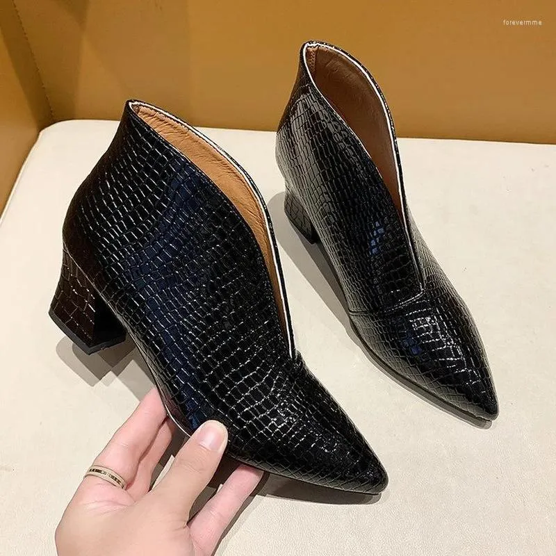 Kledingschoenen apanzu vrouwen hoge hakken lente veelzijdige retro dikke dikke single zapatos de black pointy patent-ledher