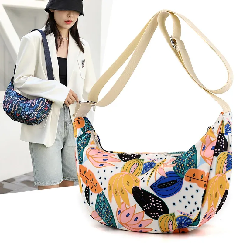 Hobos 2023 Pastorale stijl Nylon Messenger Bag Dames Nieuwe trendy Dumpling Bag Lichtgewicht Kleine schoudertas Armpit Bag Eenvoud