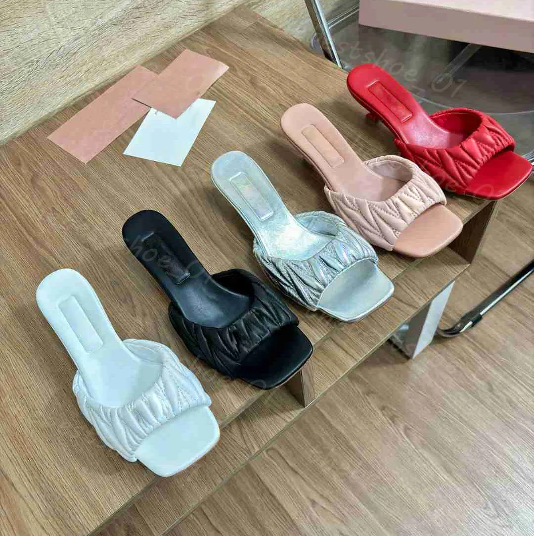 Miui Summer Slippers Couny Col classique Femmes de loisirs Flip Flip Fashion Flat Bottom Sandal Lettres Luxury Ladies rides cuir en cuir Femmes Chaussures de plage