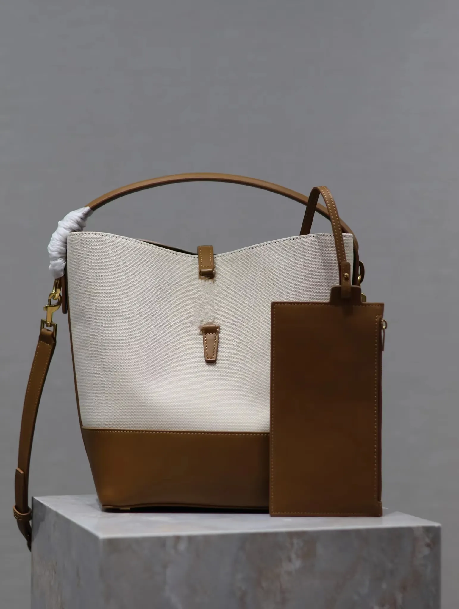 2024 Nuevo diseño de moda La bolsa de cubo clásico para mujeres adopta la piel de vaca con tela de algodón y cáñamo, correa larga larga, mochila casual todo en uno de cuerpo transversal