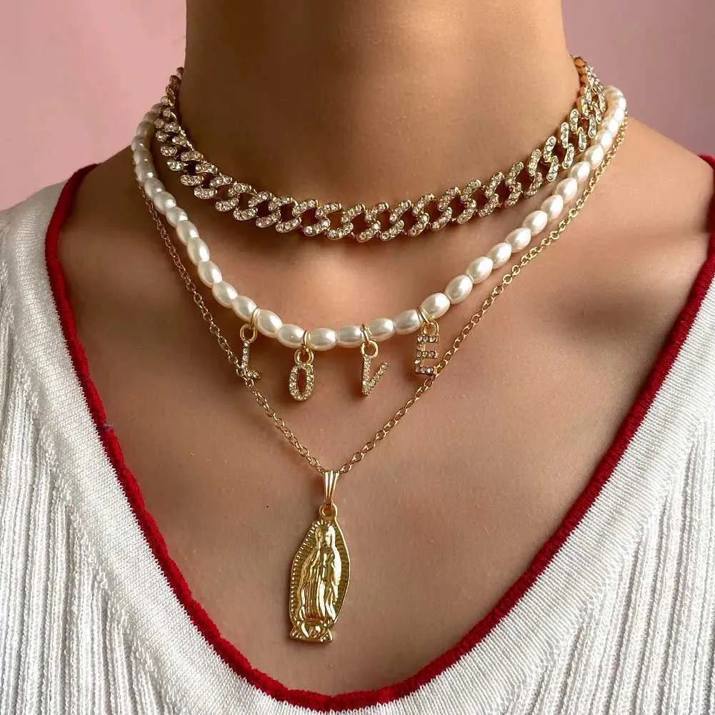Anhänger Halsketten Golden Multi -Layer Cuban Link Choker Porträt Münzmünze Langketten Halsketten für Frauen Name Buchstaben Perle Halshalsband Geschenke Juwely Y240420