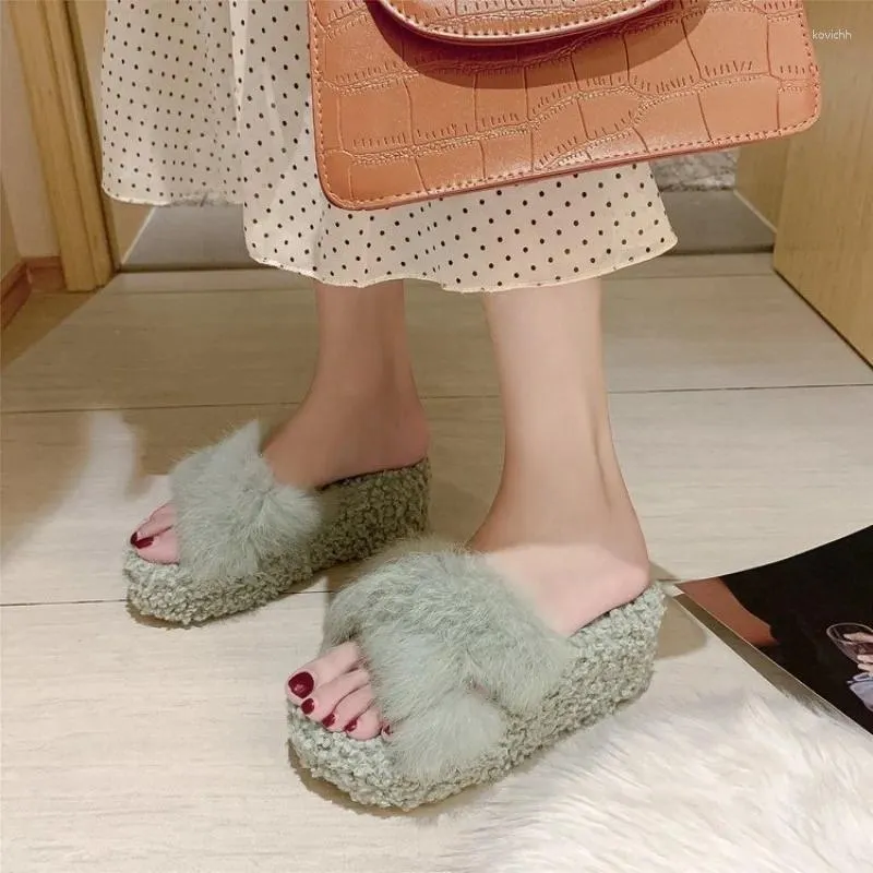 Slippers Fall / Hiver 2024 Version coréenne de la plate-forme Mao Plus Coton Cotton Haut-talons Chaussures en gros.