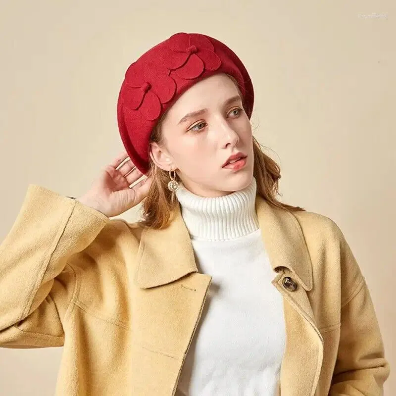 Boinas moda Gombado de boina de lana femenina para mujeres de invierno Flor de gorro francés Sombrero