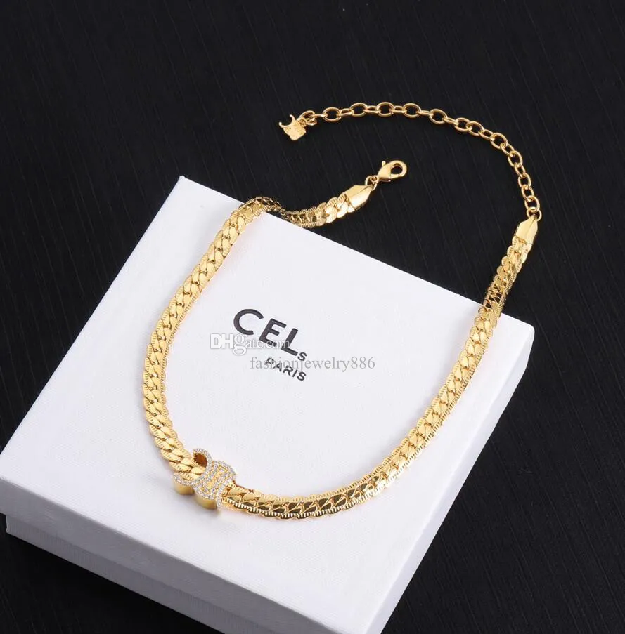 Collier de tour de cou de la mode célèbre Femmes Femmes Designer à la mode Crystal Letter Pendant Chokers Colliers Clicule Chaîne de haute qualité Amoureux des bijoux de haute qualité Cadeau