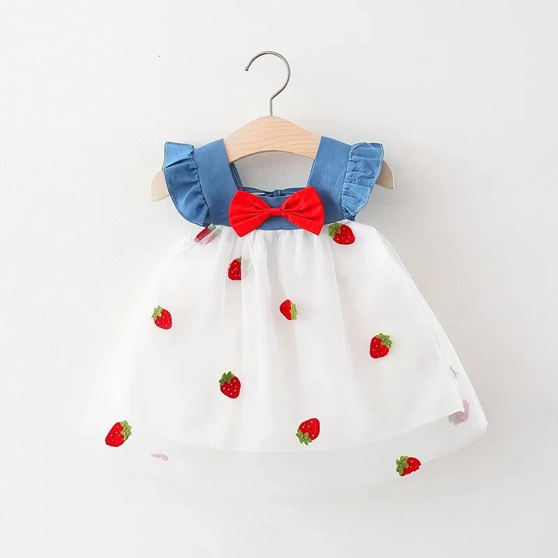 Filles d'été Petite manche volante Childrens Bow Strawberry broderie Mesh Splicged Denim Princess 240416