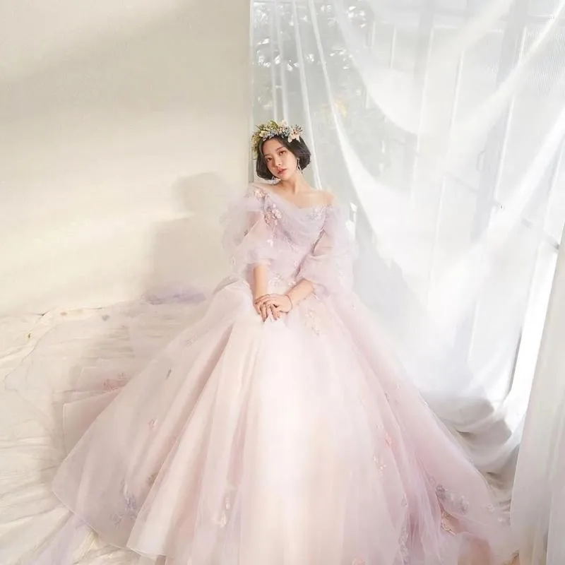 Festklänningar av hög kvalitet bröllopsklänning utanför axeln bubbla ärm älskling 3d blommor rosa puffy tyll svep tåg kväll