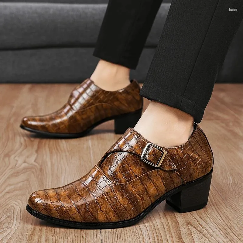 Casual skor 2024 hiss för män häl formell läderbrun loafers klänning modekrokodil män höjning