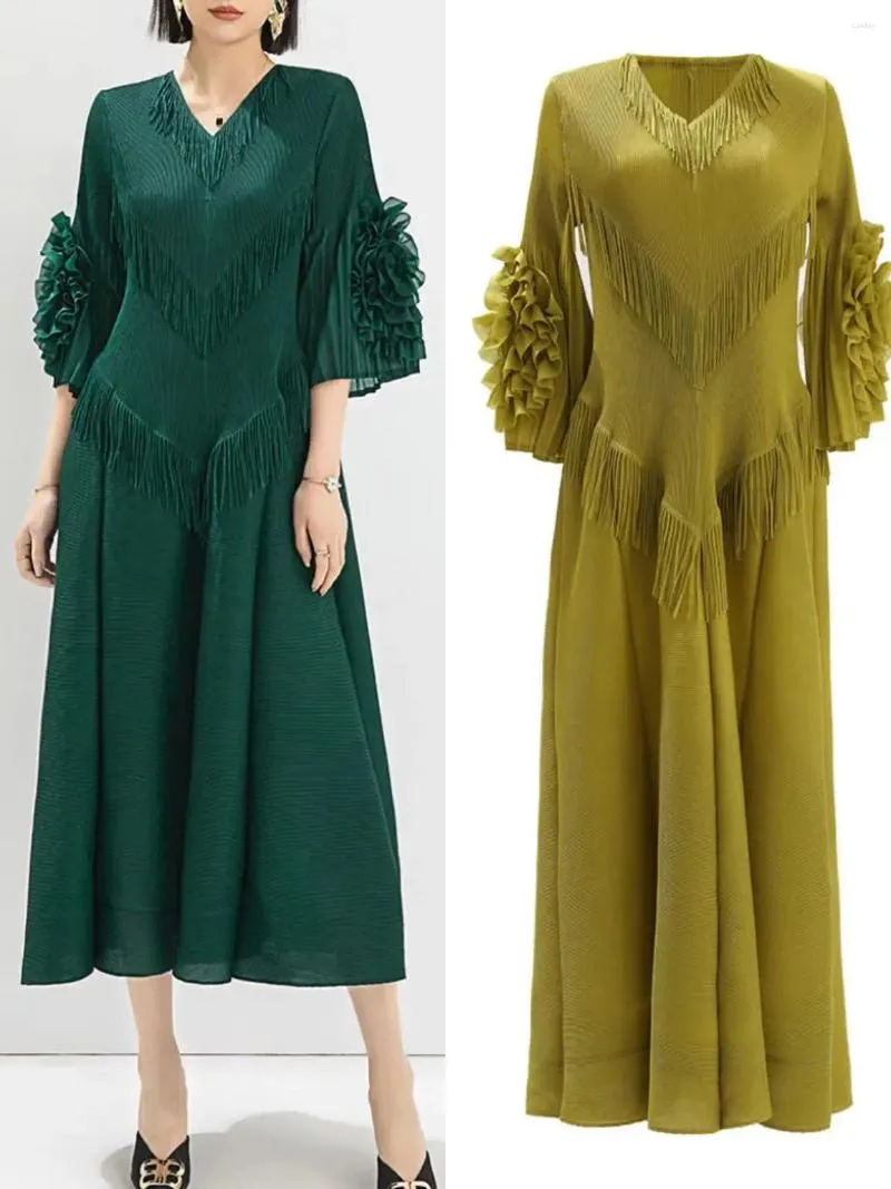 Casual Dresses Miyake Pleated Dress Women's Spring 2024 Fashionable Elegant V-neck Fringe Plate Flower Middle Sleeve Plus Size Maix