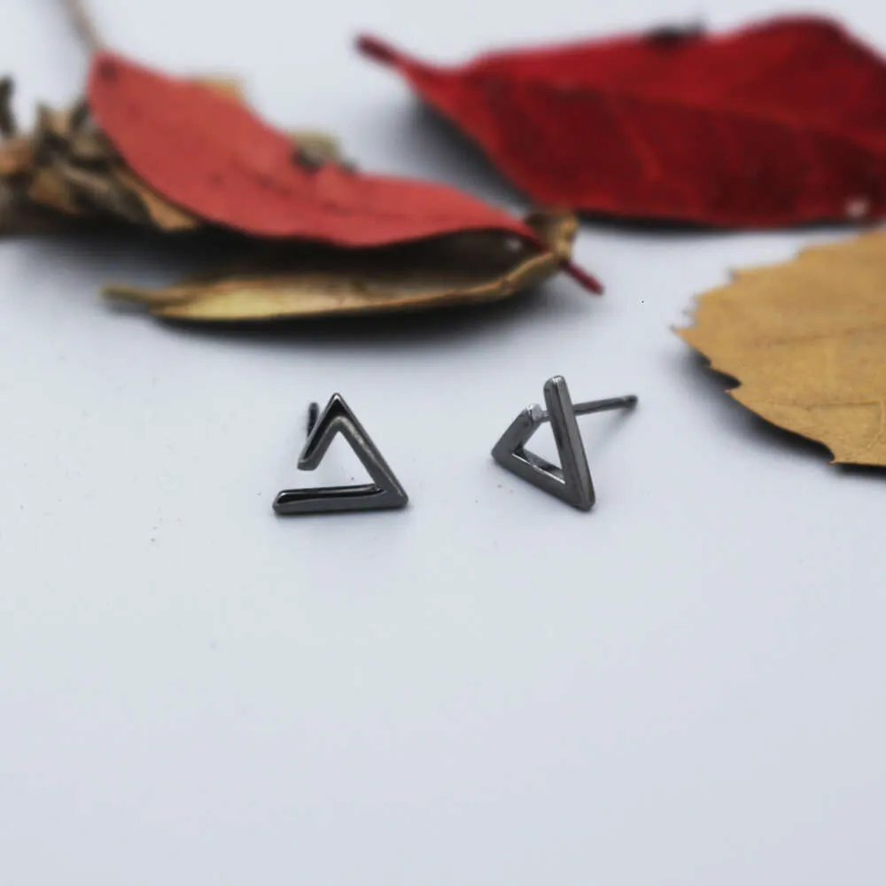 Mens Triangle Silver Ear Studs Fashion Ins Black 925 Hip Hop Personlighet örhängen Kvinnor singel liten