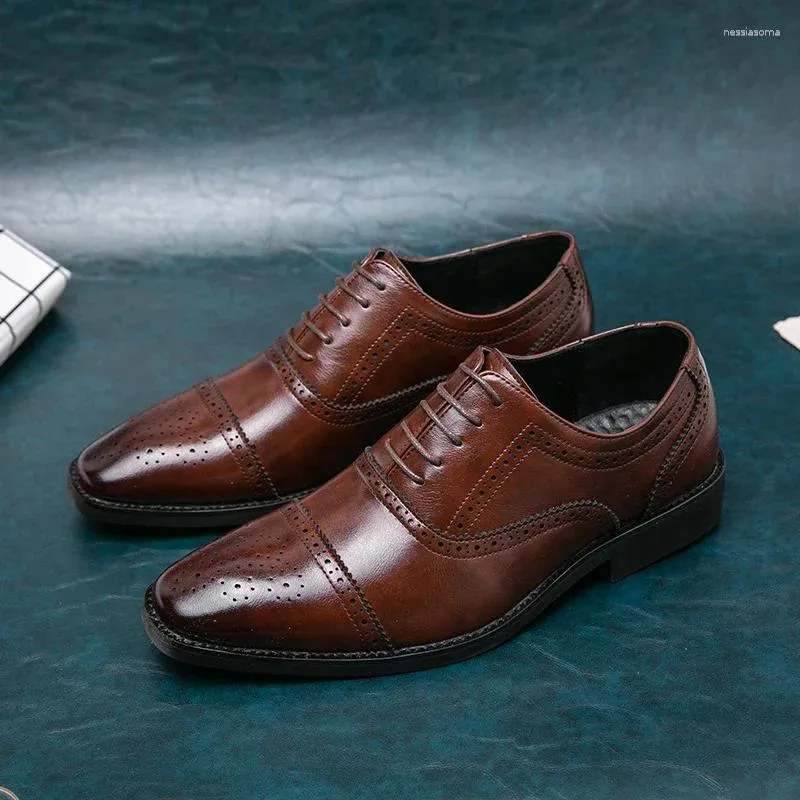 Chaussures décontractées hommes Business à lacets Oxford Mens Vintage Leather Brogue British Style Mâle Footwear Plus Taille 38-48