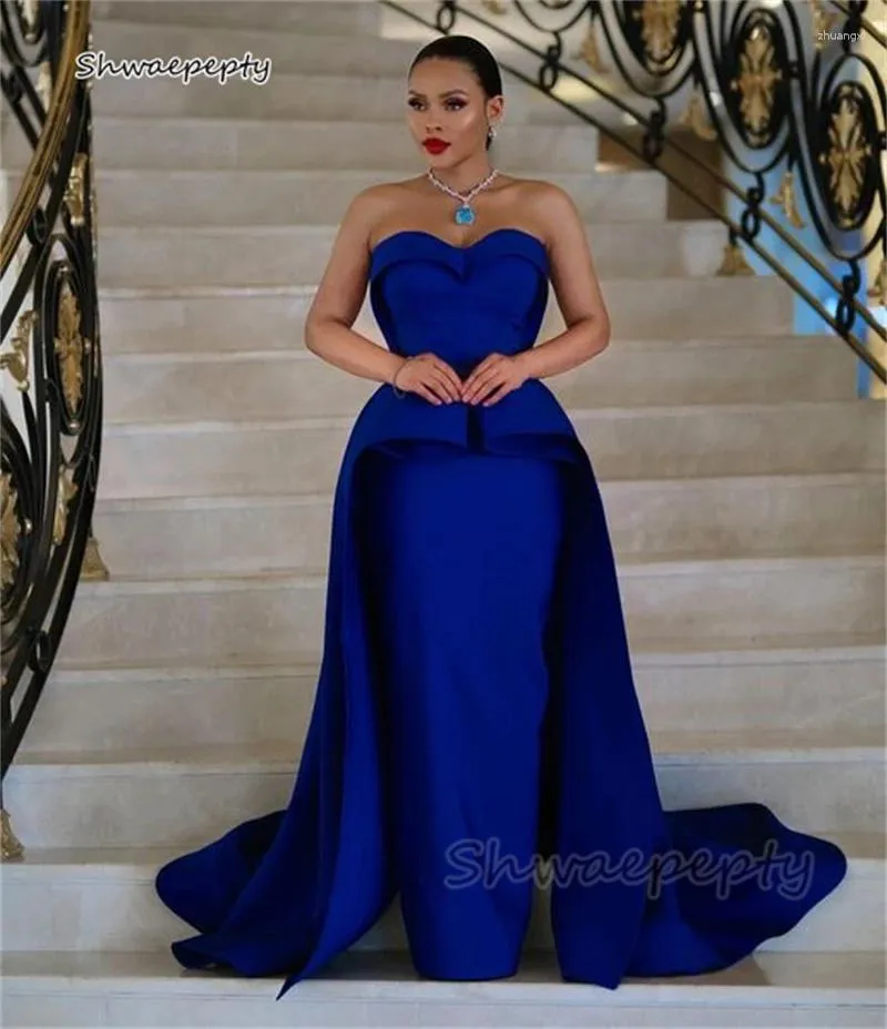 Abiti per feste Royal Blue Ruffle Peplum sera senza spalline senza maniche lunghe abiti formali dritti donne Eleganti abiti da ballo di raso elegante