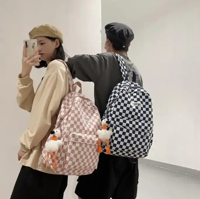 Väskor Checkerboard ryggsäck för män och kvinnors svartvita rutiga skolväska ultralätt modevattentät largecapacity -student BA
