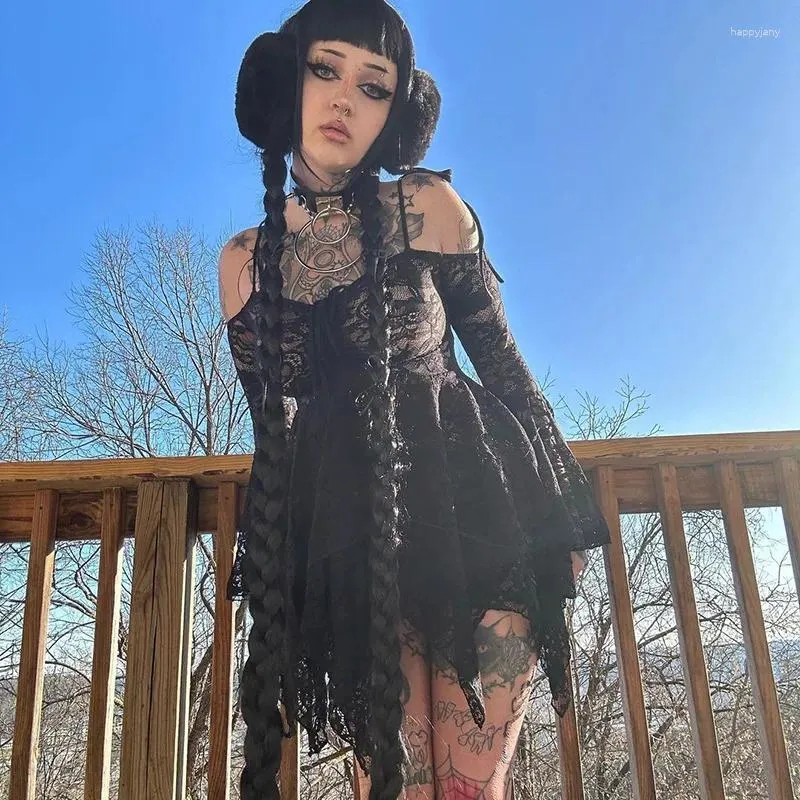 Robes décontractées pour femmes printemps 2024 sexy fille épicée sac hanpe jupe noire en ajustement court-vole de dentelle irrégulière