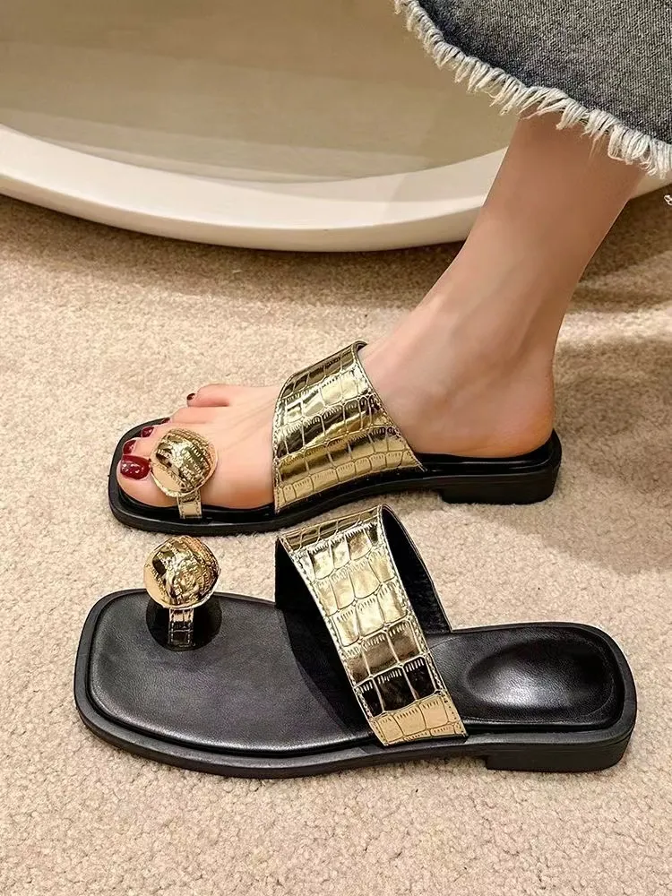 Flips de punta de dedo de la punta de metal personalizada para mujeres en verano, vistiendo sandalias casuales de adelgazamiento de fondo plano para zapatos para mujeres