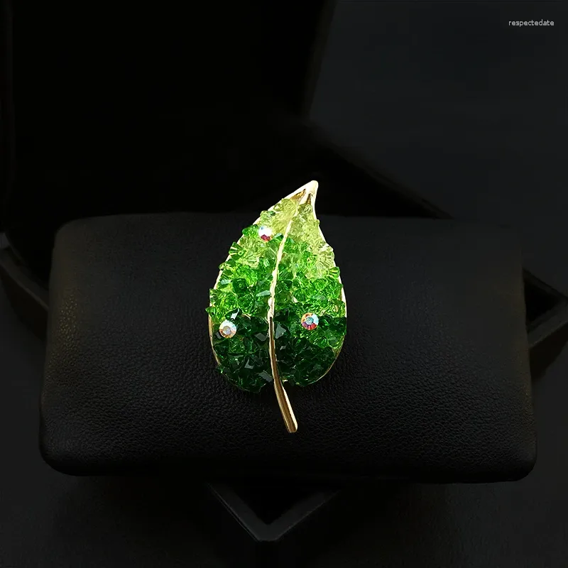 Brooches 1890 Fashion Crystal Leaf Brooch Women's Exquisite High-End Suit Neckline Corsage Green Plant Pin Jewelry Clothing Accessories