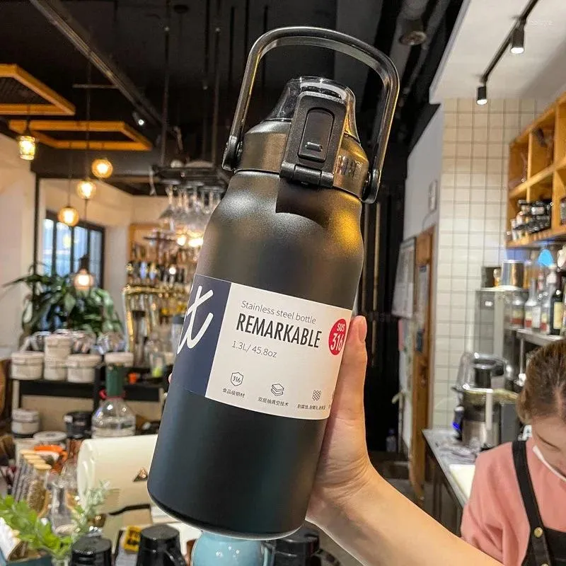 Vattenflaskor reser vakuum rostfritt stål termisk flaska 1.7l liter kaffe med halmhandtag gym camping picknick födelsedag närvarande