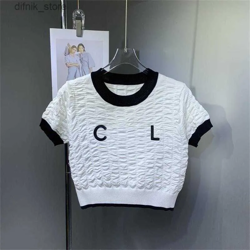 Tshirt pour femmes 2023 Nouveau tshirt de mode Springsummer Nouvelle bulle femme pli petit parfum contraste rond cou court slve lettre de poitrine broderie t y240420 mnkw