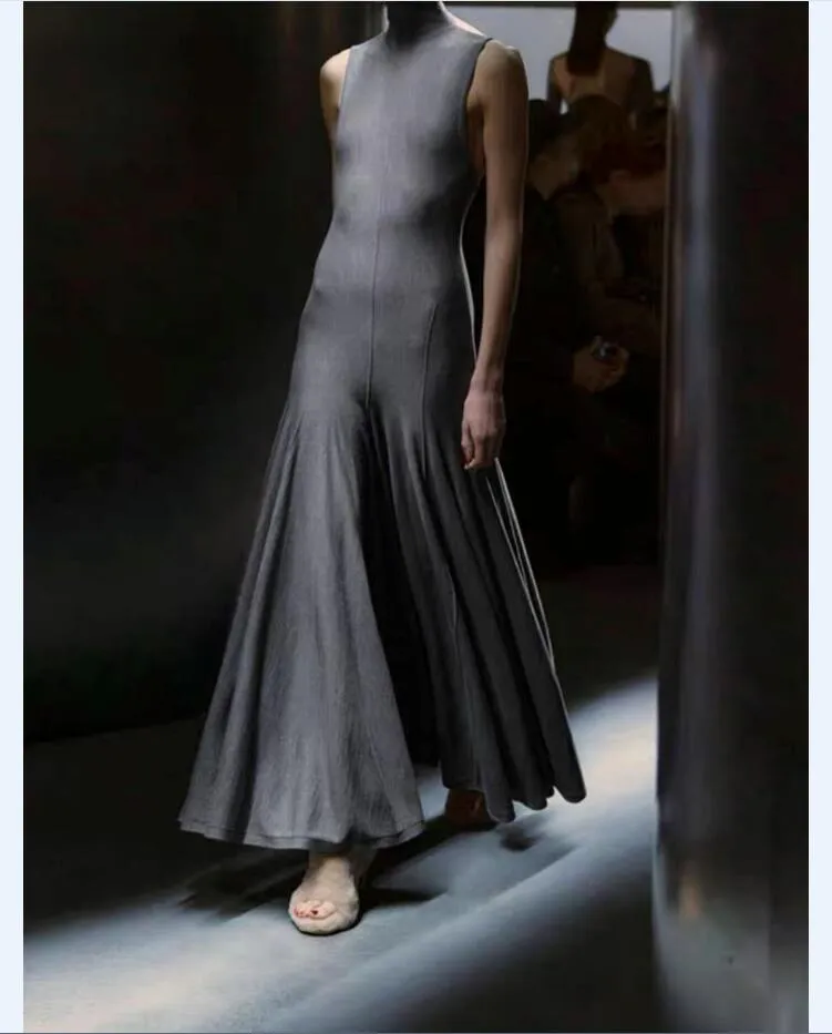 DHgate.com:Khaite Xiaoxiang High Collar Sleeveless Pleated