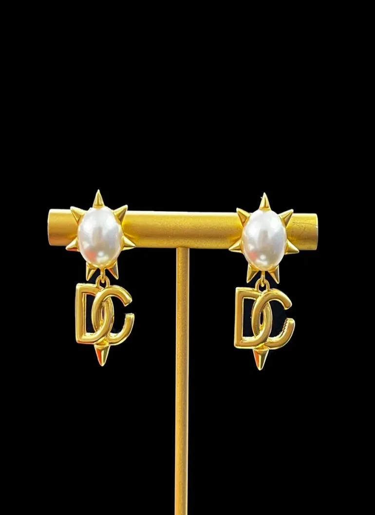 Nuovo stallone per orecchini progettato di alta qualità GD Lettere perle Rivet rame 18k oro antimielletto da donna antimico