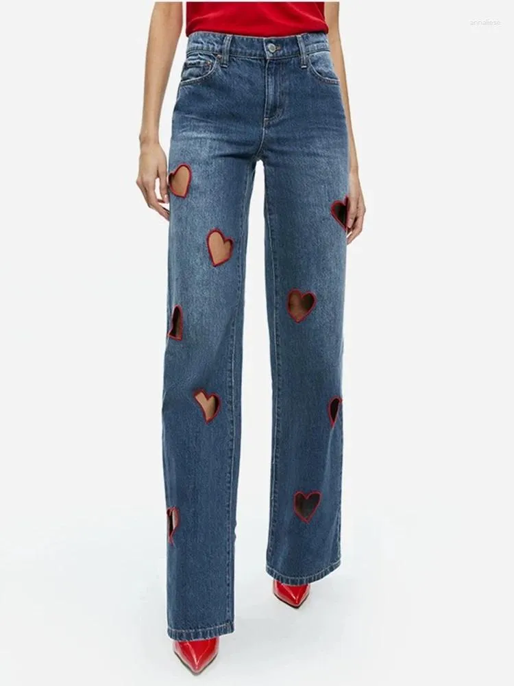Les jeans féminins aiment le tempérament Y2K creux enveloppé de la broderie rouge couchée à haute teneur en tête
