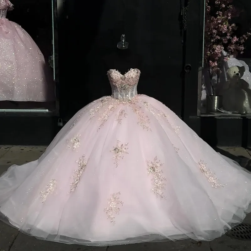 Sparkly ljusrosa quinceanera klänningar xv bollklänning rose spets applikation pärlor prinsessa söt 16 klänning födelsedagsfest vestido de 15