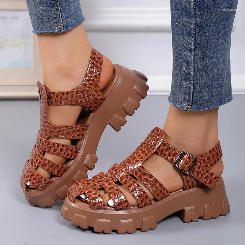 Sandalias de diseño de marca para mujeres en zapatos casuales 2024 Fashion de verano Bottom Bottom Buttle Bebellle Ladies Platform Zapatos de Mujer