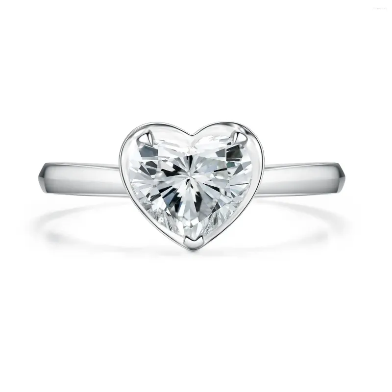 Clusterringe 1ct Romantische exquisite Frauen 18K Gold Heart Lab Diamond Ring für Hochzeits Engagement