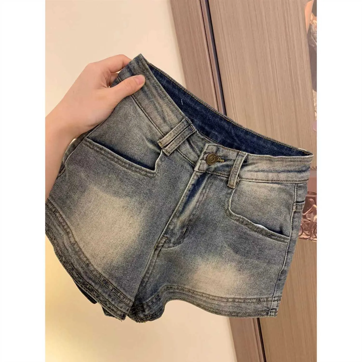 Koreaanse versie van High Tailleed Tight Fitting Millennium Spicy Girl Denim Shorts Dames zomer Dunne en veelzijdige slanke A-lijn gewikkelde billen Hot Pants