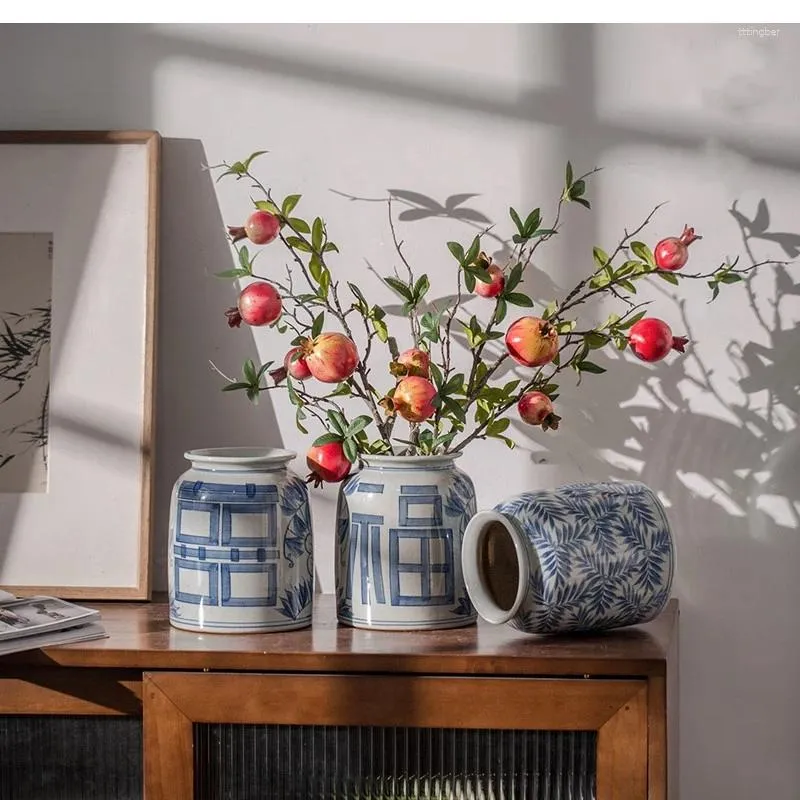 Vasos Creative Ceramic pintado à mão Vaso azul e branco Chinese Retro Storage Jarra de estar Arranjo de flores da sala de estar