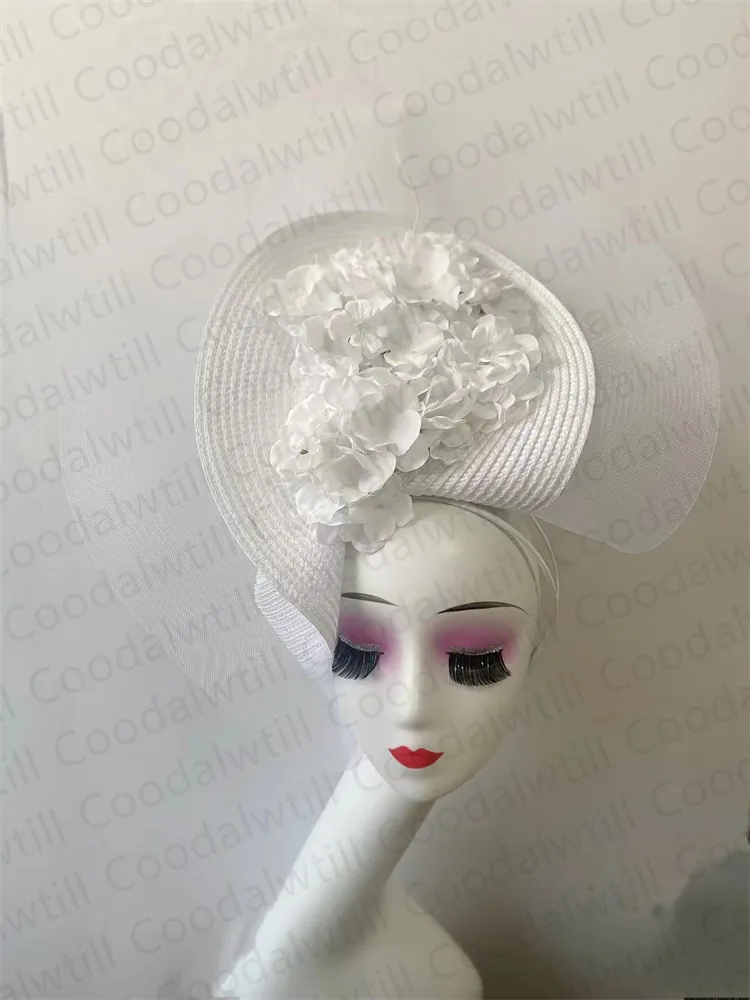 Bellissimo cappello da affascinante donne Eleganti matrimoni PILBOX CAP CON FLOORE LUSSO DERBY HAT FEMME MARIAGE CAPEAU