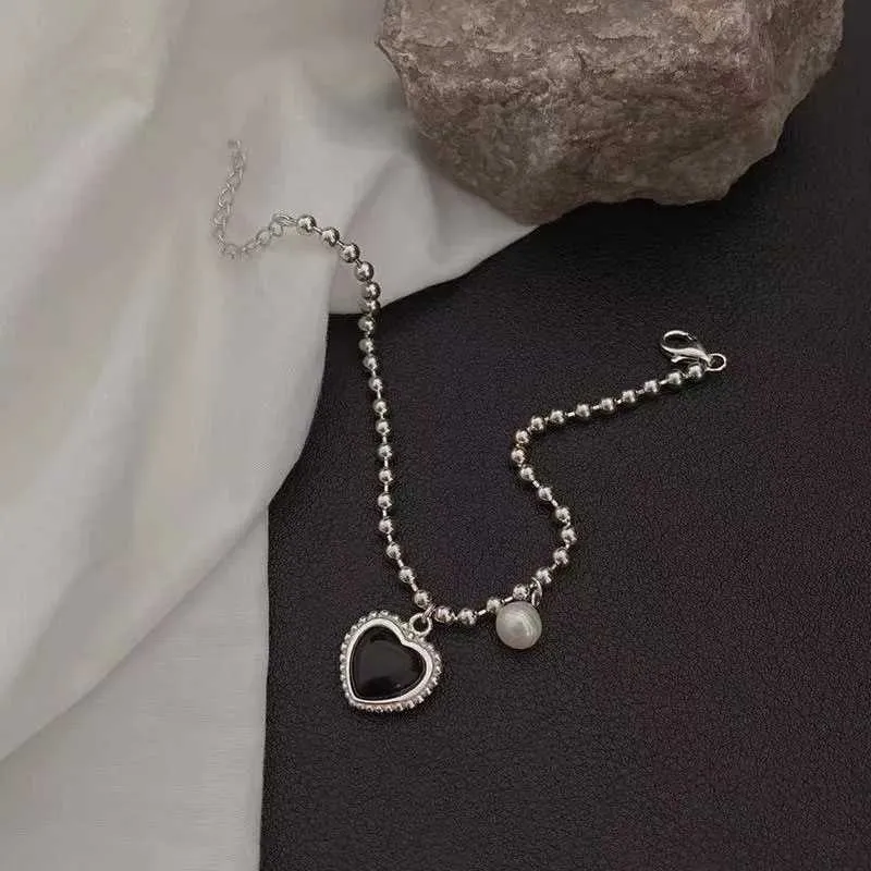 Chain Korea Vintage Black Heart Pendant Armband för kvinnor Utsökta pärlkedja Pearl Tassel Charm smycken Armband Pulsera Mujer Y240420
