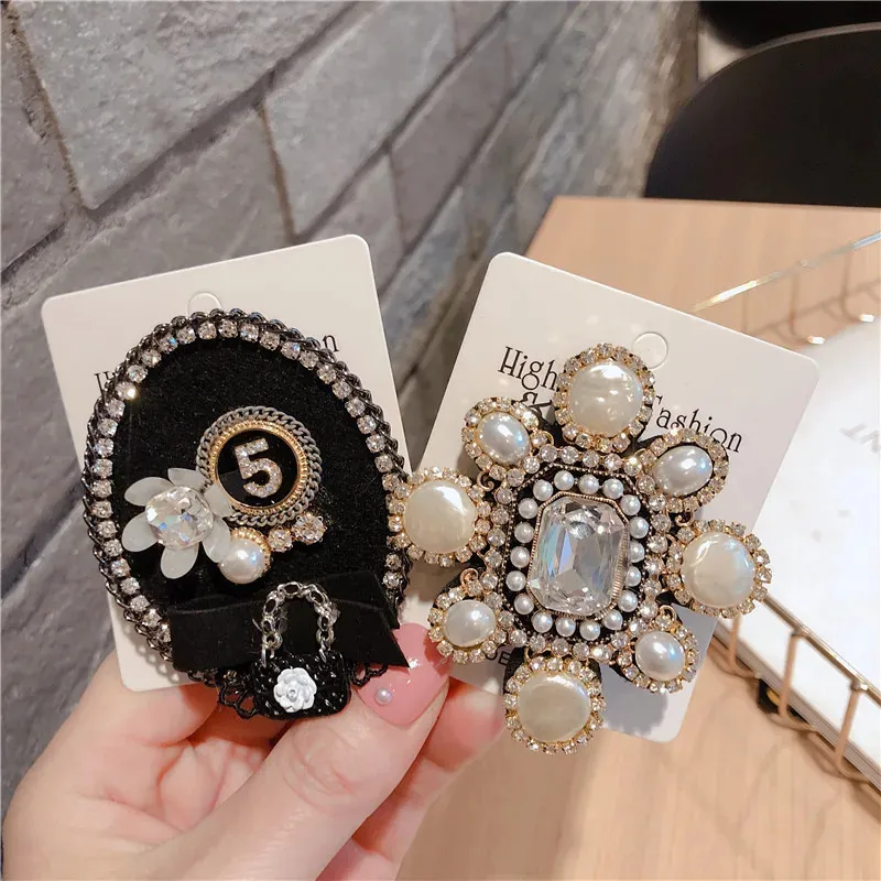 Famous Brand Baroque Vintage Brooch Badge 5 Number Small Fragrance Bow Pin Brooches Coat Sweater Accessorie 240412