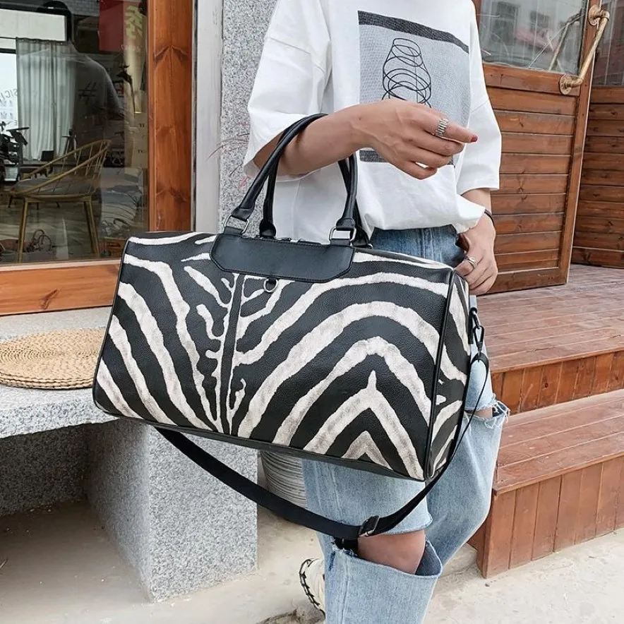 Duffelväskor Zebra Print Women's Travel Bag stor kapacitet Handväska läder rand duffle stor tothelg över natten gym för WO256Z