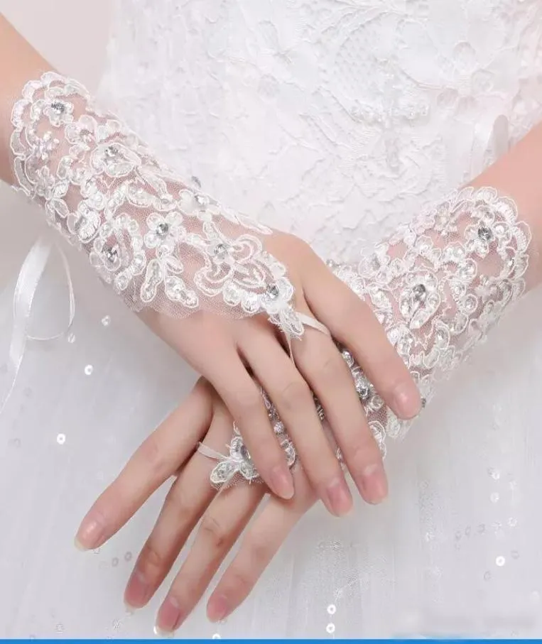 2018 Appliques en dentelle courte Gants de mariée annulaires Gants de mariage Crystals perles trois accessoires de mariage de couleur Longueur du poignet FO9441926