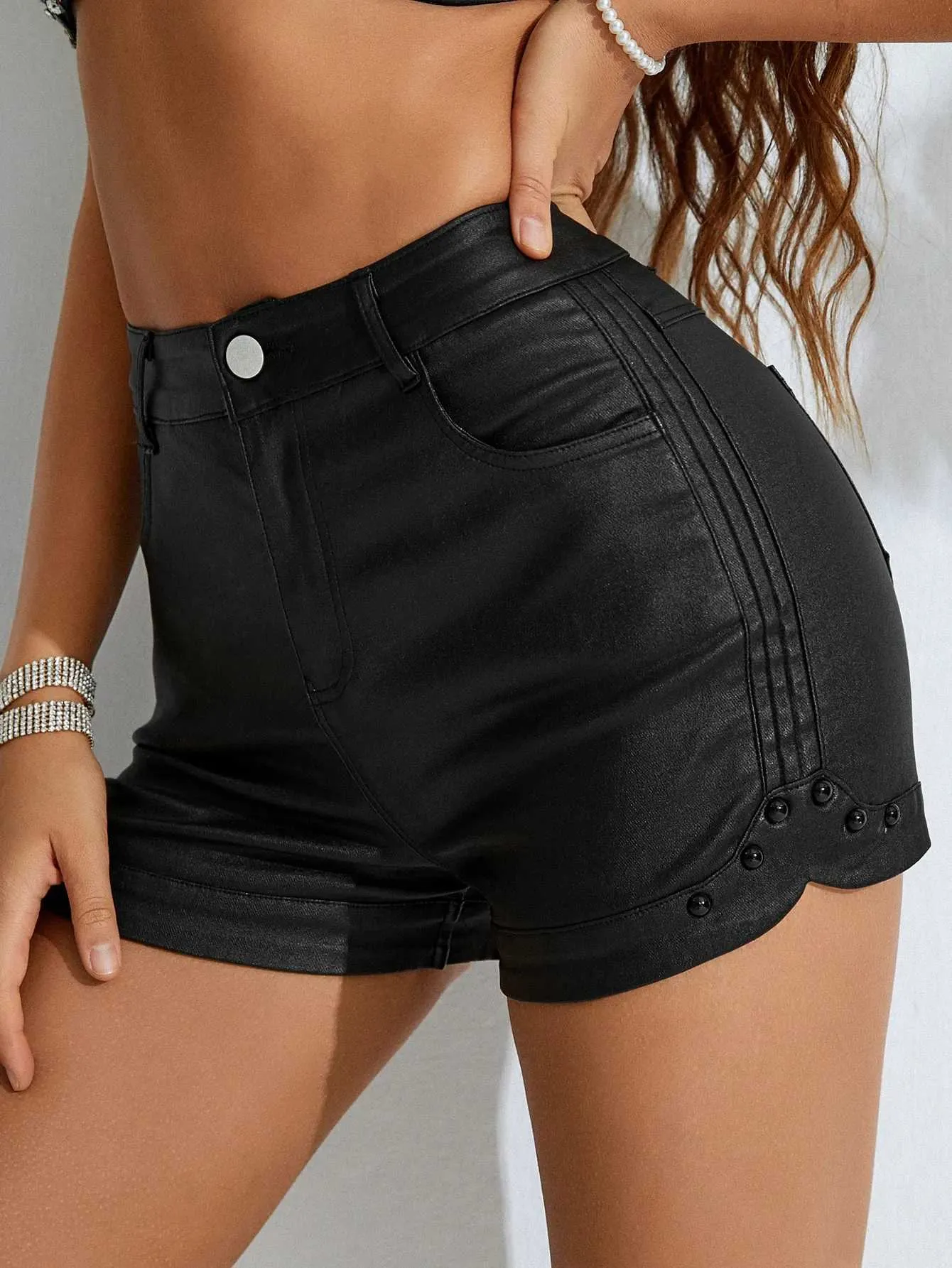 Shorts femminile 2023 Donne fuori dalla vita ad alta vita Dded tasche diagonali solide tasche elastiche elastico pantaloncini in pelle sottile per motociclette ragazze cool wear y240420