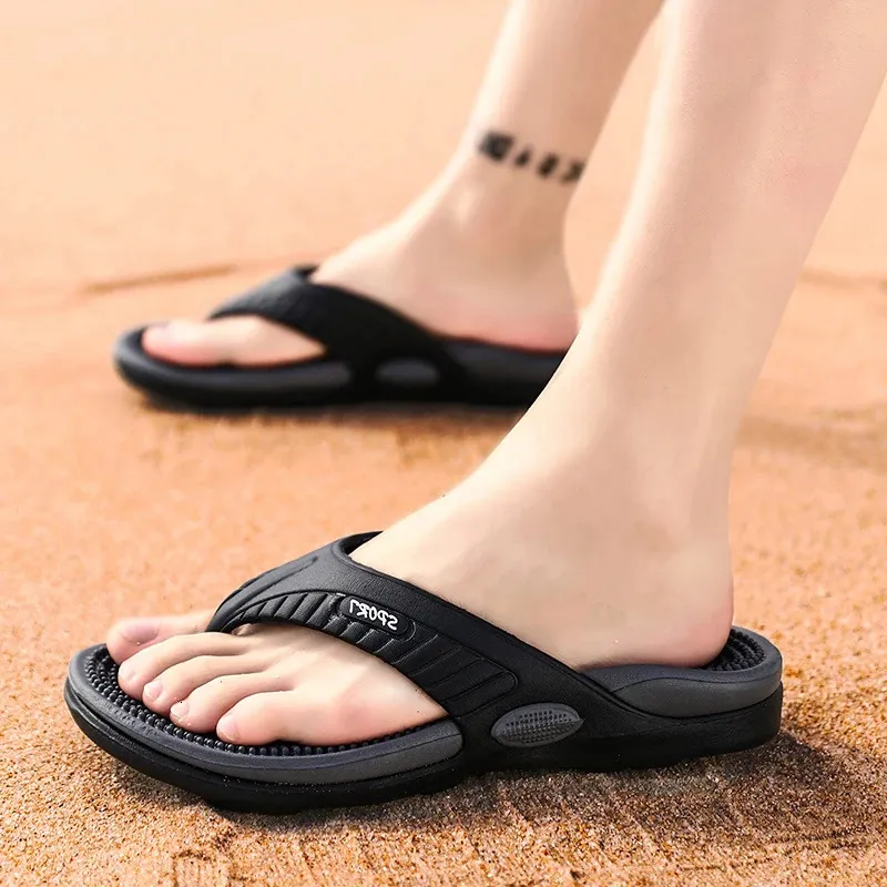 Summer męskie masaż masaż granulek mężczyzn Kapcie wygodne sandały plażowe swobodne buty domowe klapki łazienka 240412