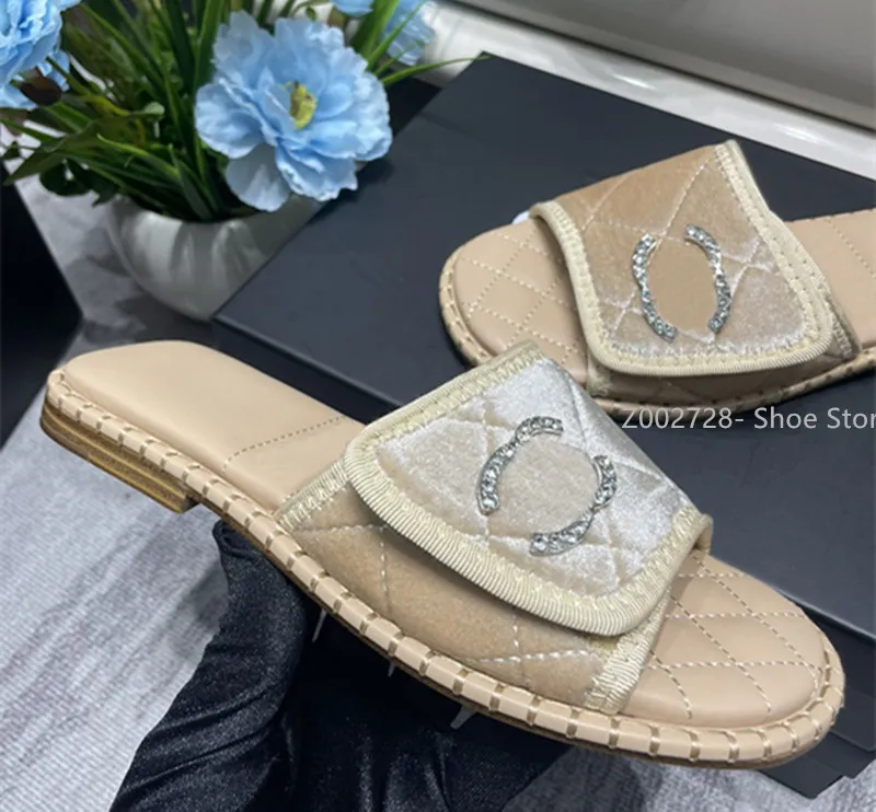 Chanells Shoe Luxury Designer Chaussures plates Chanells Sandale Brand Chaussures Eau Diamond Bow Upper Fashion Marque Chanelsandals Anti Slip and Sexy Beach Tong-Flops 312