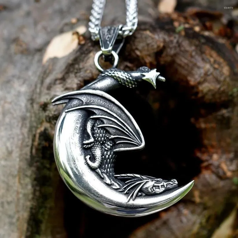 Pendant Halsketten 2022 Herren 316L Edelstahl-Wikinger Sleeping Dragon auf der Mond Halskette Modelschmuck 223v