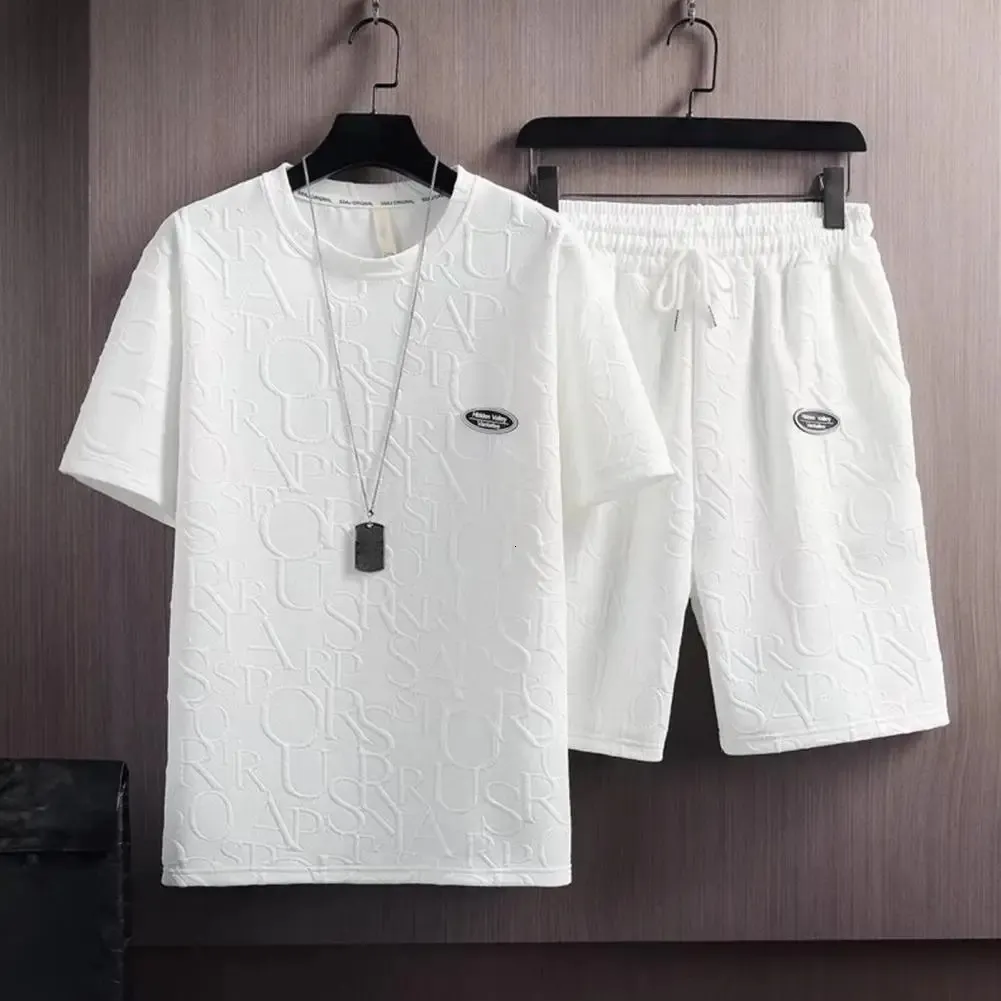 夏のTshirtショーツ2ピースセットメンヴィンテージストリートウェア半袖ゆるい文字アップリケドローストリングメンセットショート衣装240420