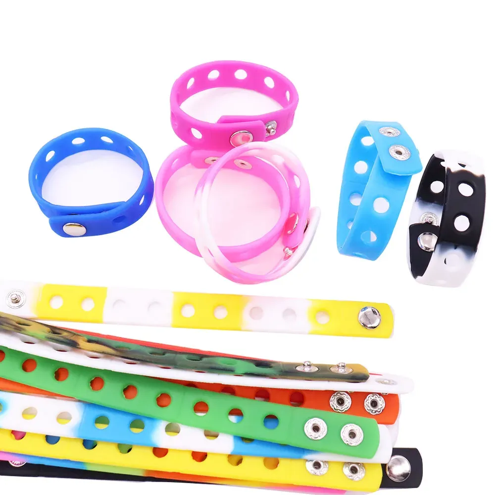 Bangle 50pcs Wholesale 18cm Silicone Rainbow Color Wristbands Bracelets With the Holes Fit Croc Jibz Decoration Pendant Children Gifts